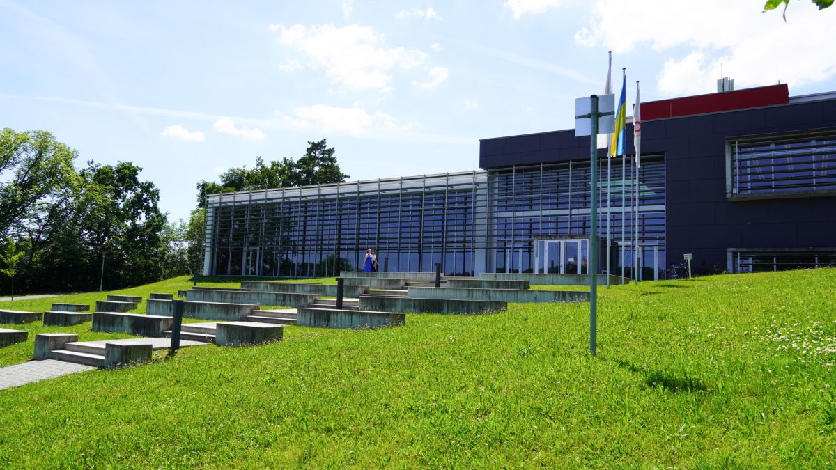 Hochschule Coburg: Moderne Bildungsstätte mit attraktiven Arbeitsplätzen und neuester Technologie. (© Eva Klink) Hochschule Coburg: Moderne Bildungsstätte mit attraktiven Arbeitsplätzen und neuester Technologie. (© Eva Klink)