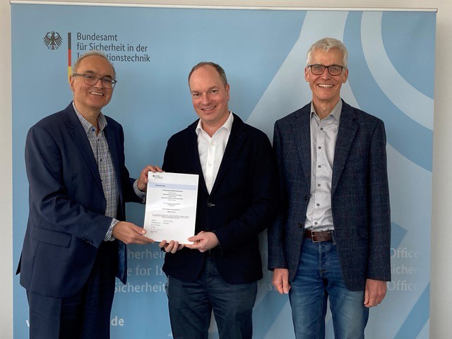 v.l.n.r.: Sandro Amendola, BSI; Markus Schierack, Geschäftsführer SRC; Dr. Johannes Ueberberg, SRC (Bildquelle: SRC Security Research& Consulting GmbH) v.l.n.r.: Sandro Amendola, BSI; Markus Schierack, Geschäftsführer SRC; Dr. Johannes Ueberberg, SRC (Bildquelle: SRC Security Research& Consulting GmbH)