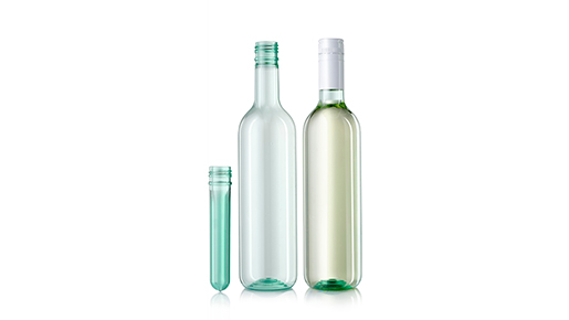 Die neue 0,75-Liter-PET-Flasche von Alpla wiegt nur 50 Gramm–undüberzeugt mit der Optik. (Bildquelle: ALPLA) Die neue 0,75-Liter-PET-Flasche von Alpla wiegt nur 50 Gramm–undüberzeugt mit der Optik. (Bildquelle: ALPLA)