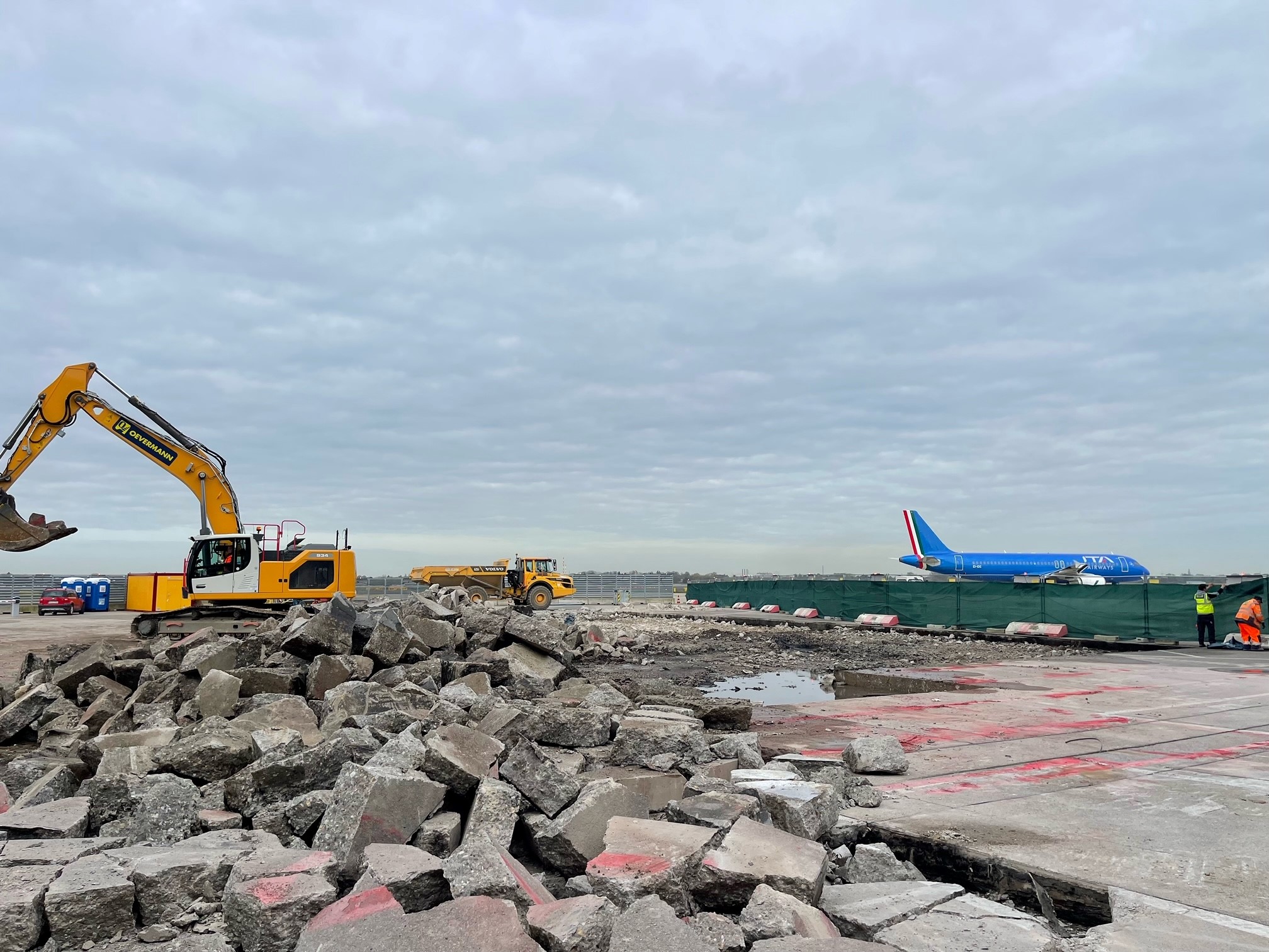 Flughafen Düsseldorf Sanierung der Vorfeldflächen (Die Bildrechte liegen bei dem Verfasser der Mitteilung.)