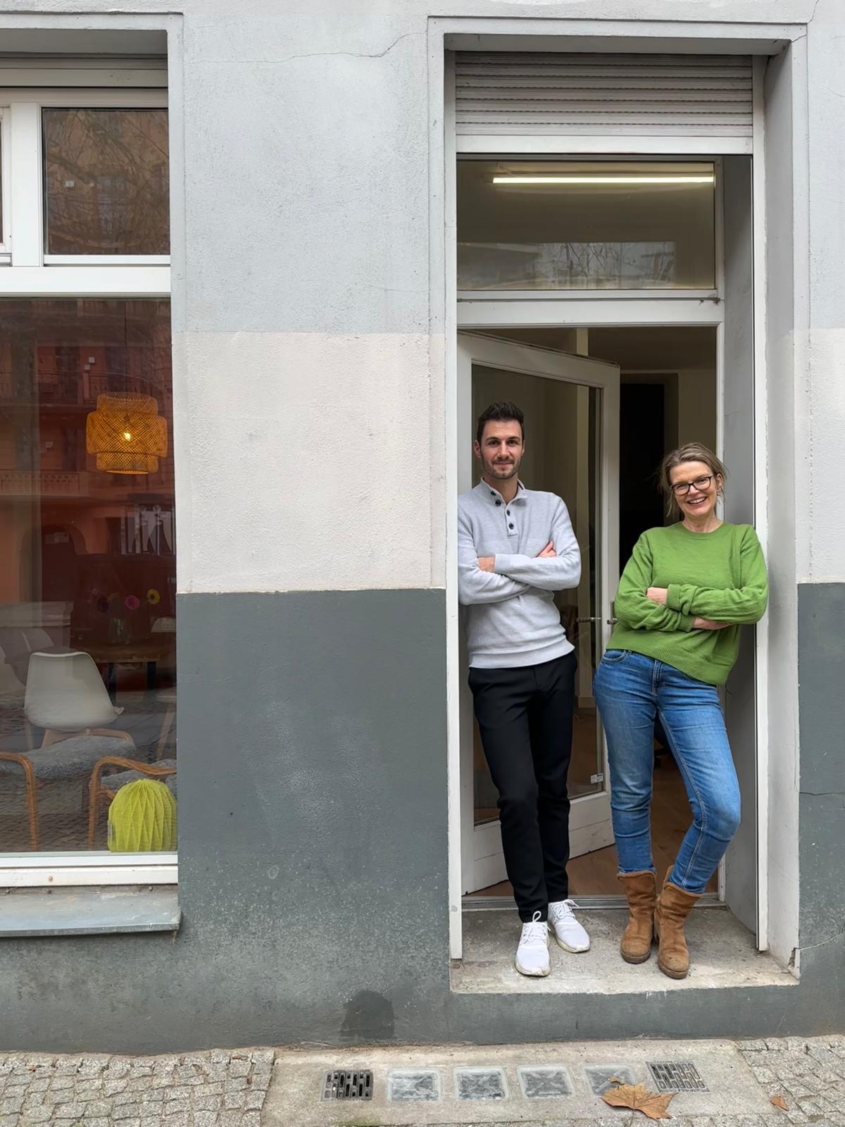 Das Gründerduo Manuel Kaiser und Katia Lübbert vor ihrem neuen Laden in Berlin - Prenzlauer Berg