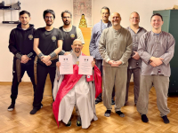 Mönchsgroßmeister Abt Chi Sim (Mitte) mit den Urkunden des 11. Mönchsgrads im Wing Chun 