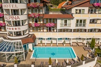 Sommerliche Außenansicht (Hotel Alpina Kössen) Sommerliche Außenansicht (Hotel Alpina Kössen)
