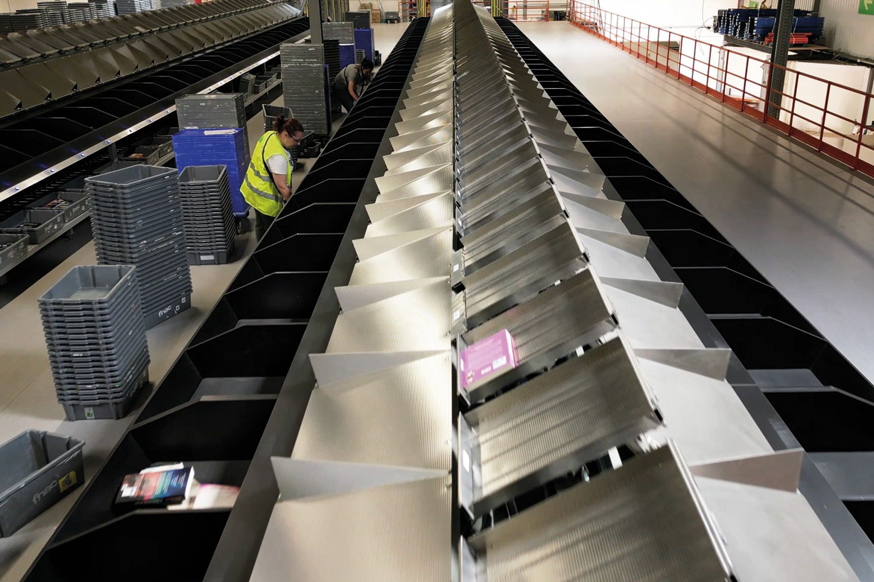 Die Lösung von Ferag ist skalierbar und setzt einen neuen Standard für die Einzelhandelslogistik in Portugal. Die Lösung von Ferag ist skalierbar und setzt einen neuen Standard für die Einzelhandelslogistik in Portugal.