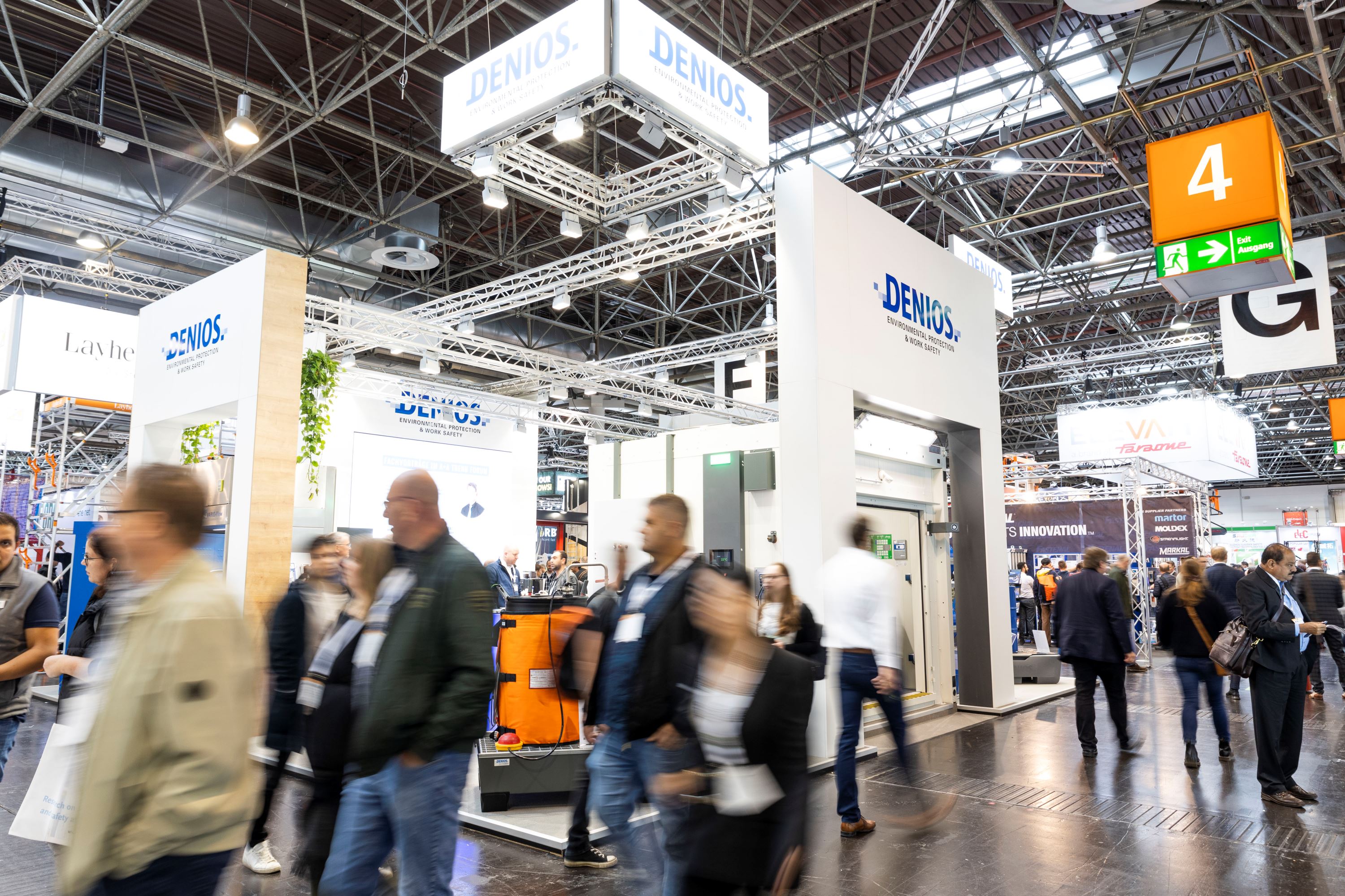 Hier trifft man sich: Der Messestand von der DENIOS SE aus Bad Oeynhausen (Die Bildrechte liegen bei dem Verfasser der Mitteilung.) Hier trifft man sich: Der Messestand von der DENIOS SE aus Bad Oeynhausen (Die Bildrechte liegen bei dem Verfasser der Mitteilung.)