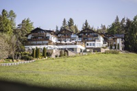 Hotelansicht im Sommer (c) Armin Huber (Hotel Tann)