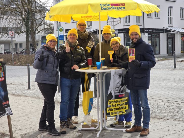 Der Liberal Corner am Haarer Bahnhof brachte Bürger und Politiker zusammen. (Foto: FDP Haar) Der Liberal Corner am Haarer Bahnhof brachte Bürger und Politiker zusammen. (Foto: FDP Haar)