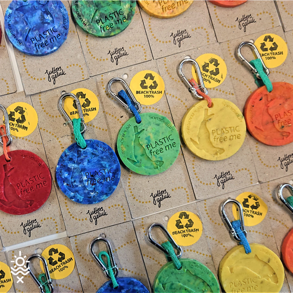 Schlüsselanhänger aus recyceltem Plastikmüll (Bildquelle: Juttersgeluk) Schlüsselanhänger aus recyceltem Plastikmüll (Bildquelle: Juttersgeluk)
