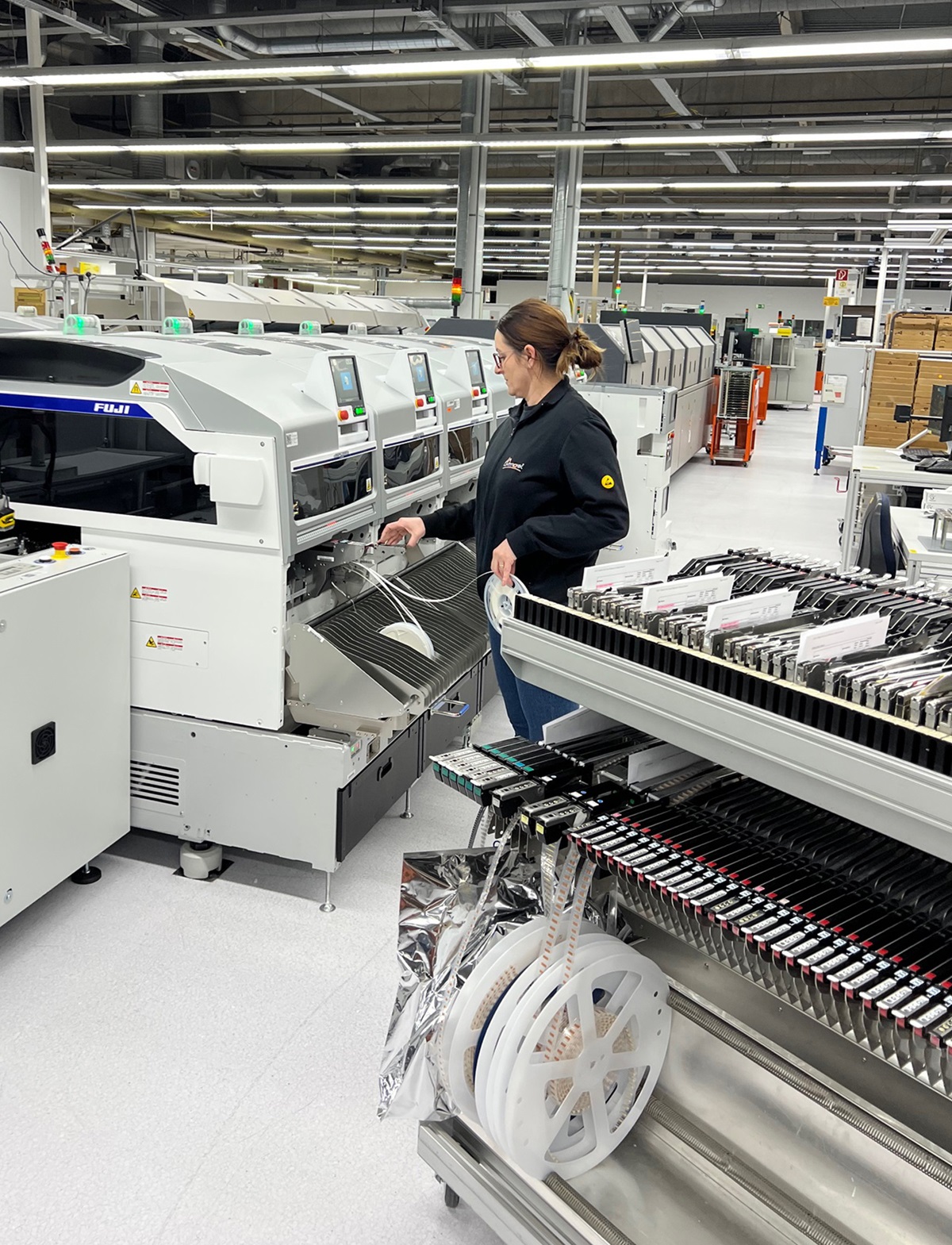 Limtronik löst mit neuer SMD-Linie von FUJI steigende Komplexität in der Bestückung (Bildquelle: Limtronik) Limtronik löst mit neuer SMD-Linie von FUJI steigende Komplexität in der Bestückung (Bildquelle: Limtronik)