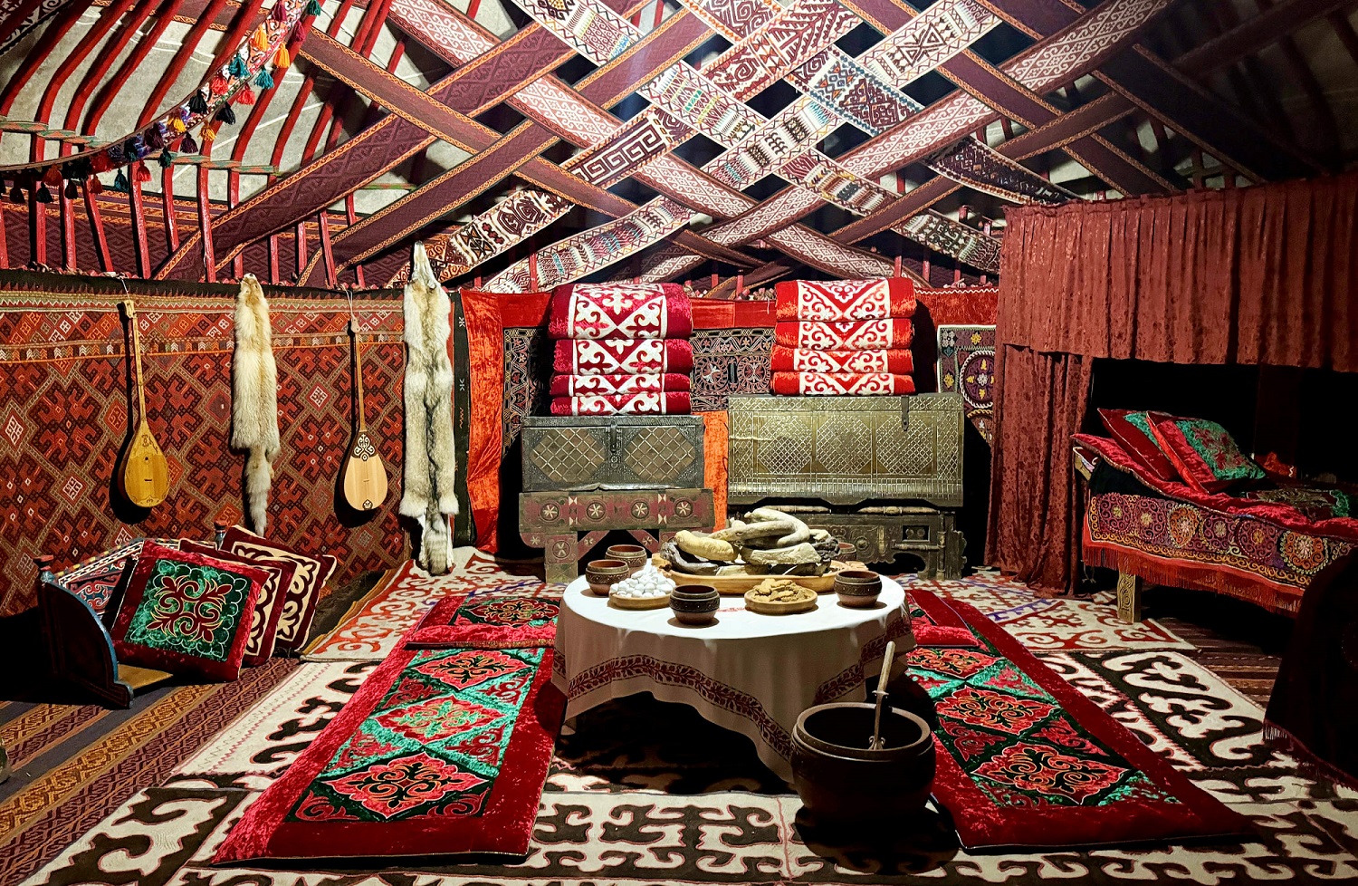Das Nationalmuseum der Republik Kasachstan in Astana zeigt das Innere einer traditionellen Jurte. (Bildquelle: Claasen Communication) Das Nationalmuseum der Republik Kasachstan in Astana zeigt das Innere einer traditionellen Jurte. (Bildquelle: Claasen Communication)