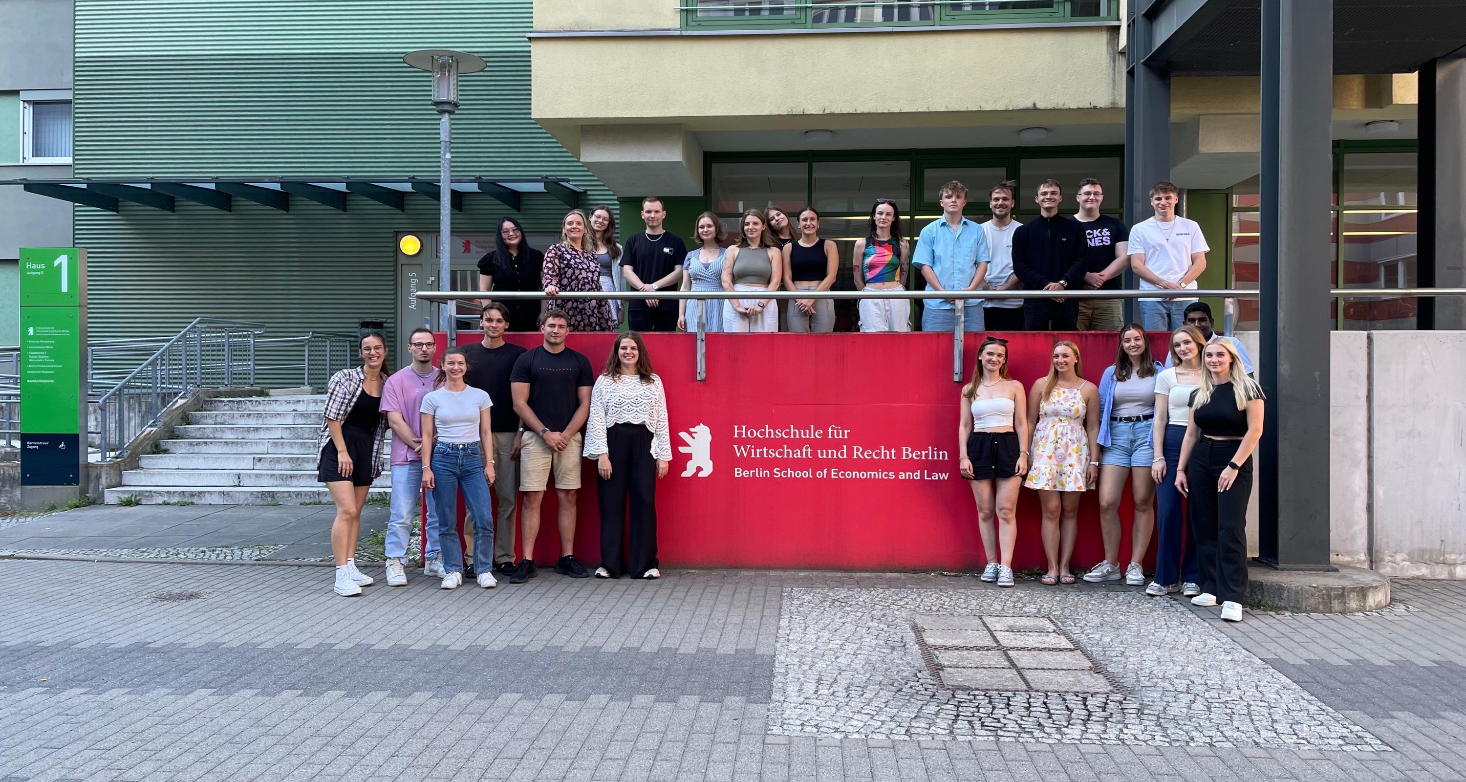 Prof Dr. Sandra Rochnowski, Fachleiterin BWL-Tourismus der Hochschule für Wirtschaft und Recht Berlin und Studierende. Prof Dr. Sandra Rochnowski, Fachleiterin BWL-Tourismus der Hochschule für Wirtschaft und Recht Berlin und Studierende.