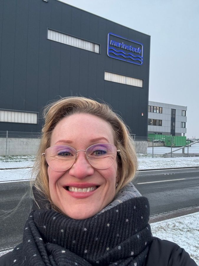 Melanie Merz in Bremen vor dem Gebäude der Marinetech  (© Melanie Merz)