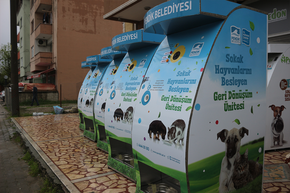 In Istanbul geben innovative Anlagen bei der Rückgabe von PET-Flaschen Futter für Straßenhunde. (Bildquelle: Pugedon Arge A.S.)