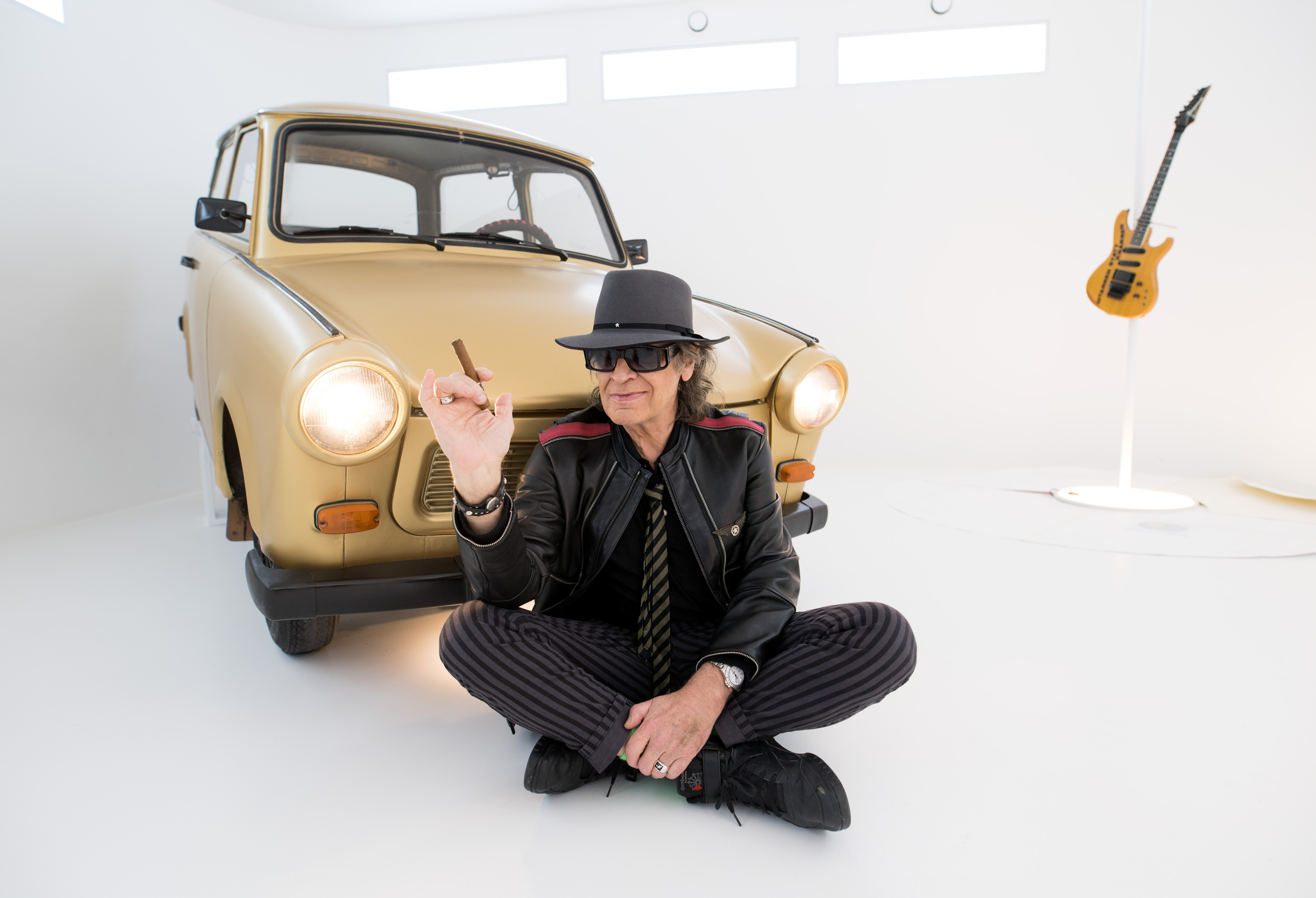 Udo Lindenberg vor seinem goldenen Trabi in der Panik City (Bildquelle: (C) Daniel Reinhardt/ dpa)