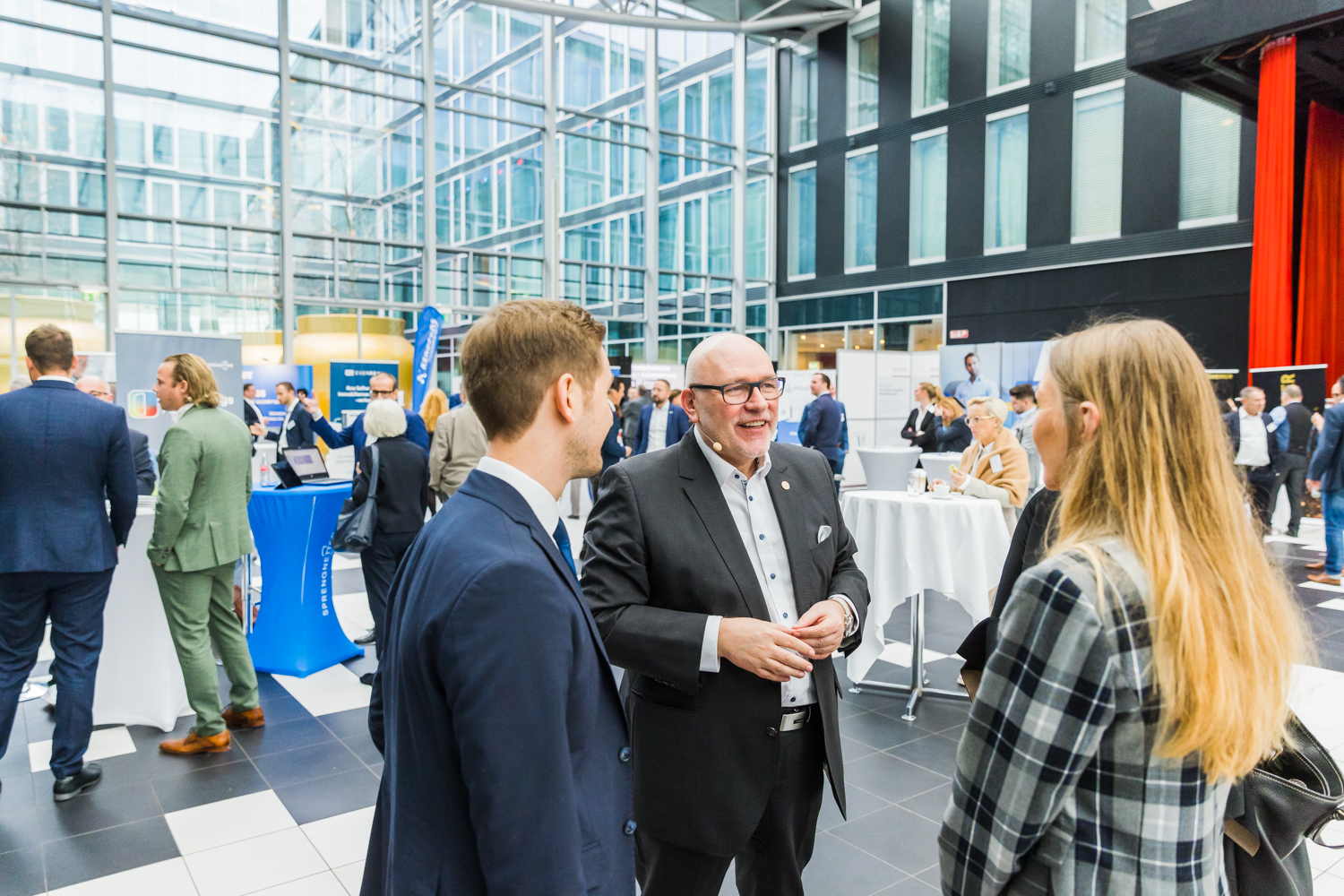 Online - Vor Ort - Face to Face (Die Bildrechte liegen bei dem Verfasser der Mitteilung.)