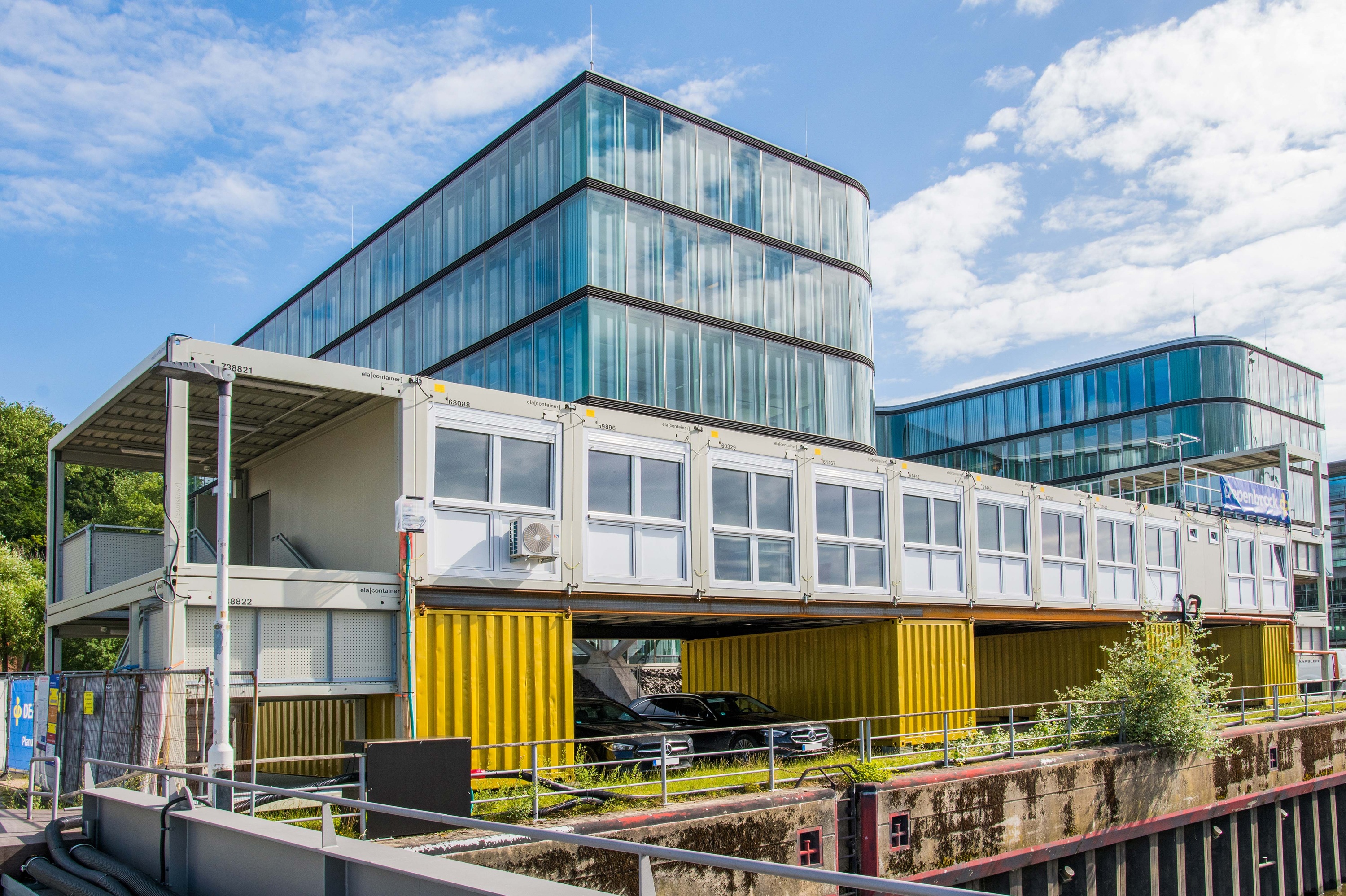 Die wesentliche Besonderheit dieser ELA Baucontaineranlage ist die erhöhte Installation auf einer Basis aus vier Seecontainern.