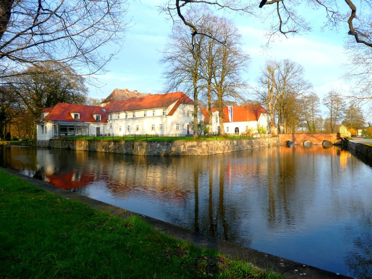 Frühlingserwachen auf der Ostseeinsel Usedom im Wasserschloss Mellenthin (© Ralph Kähne) Frühlingserwachen auf der Ostseeinsel Usedom im Wasserschloss Mellenthin (© Ralph Kähne)