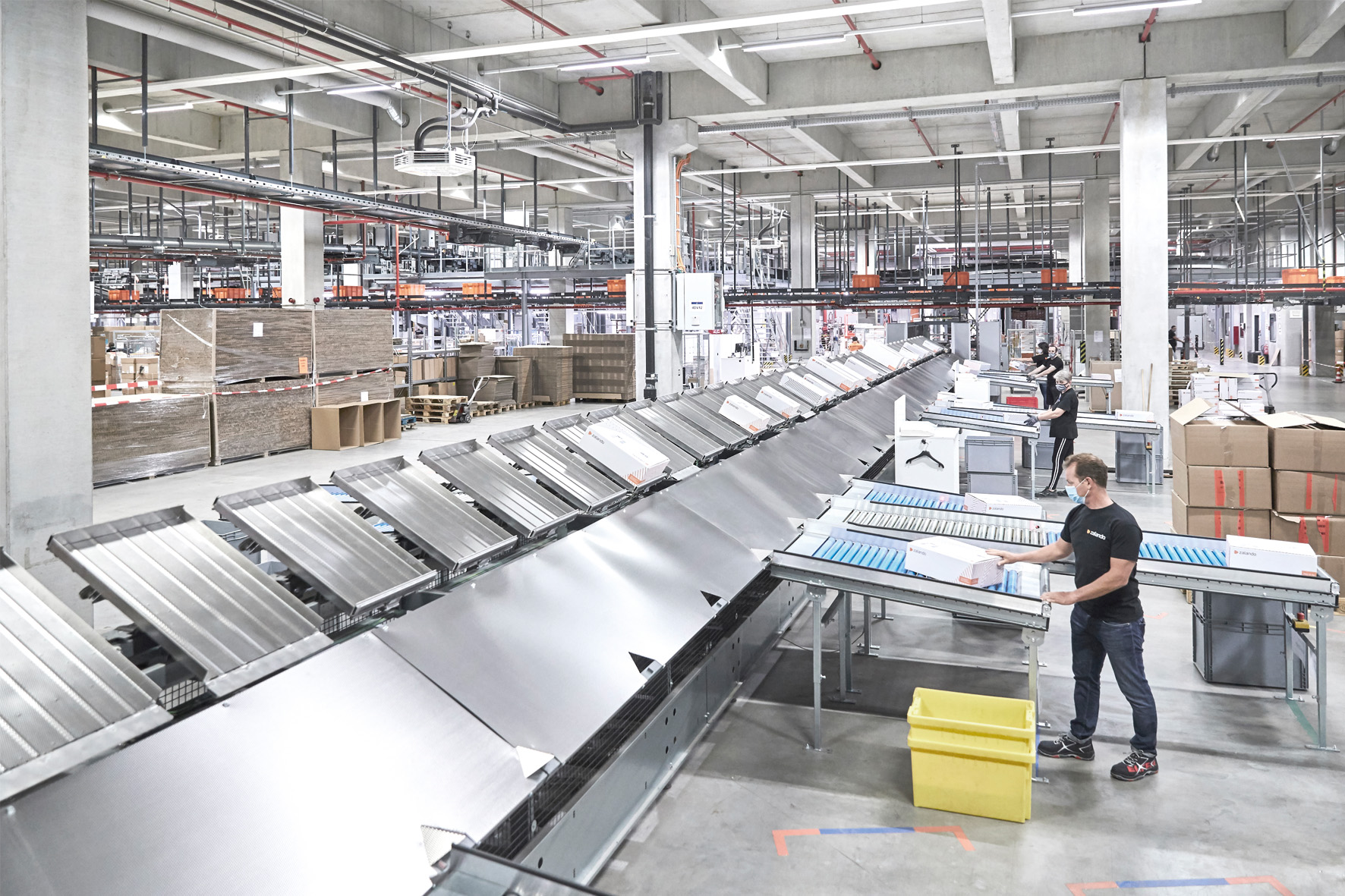 Automatisierte Systeme können wiederholende und körperlich anstrengende Aufgaben übernehmen. Automatisierte Systeme können wiederholende und körperlich anstrengende Aufgaben übernehmen.