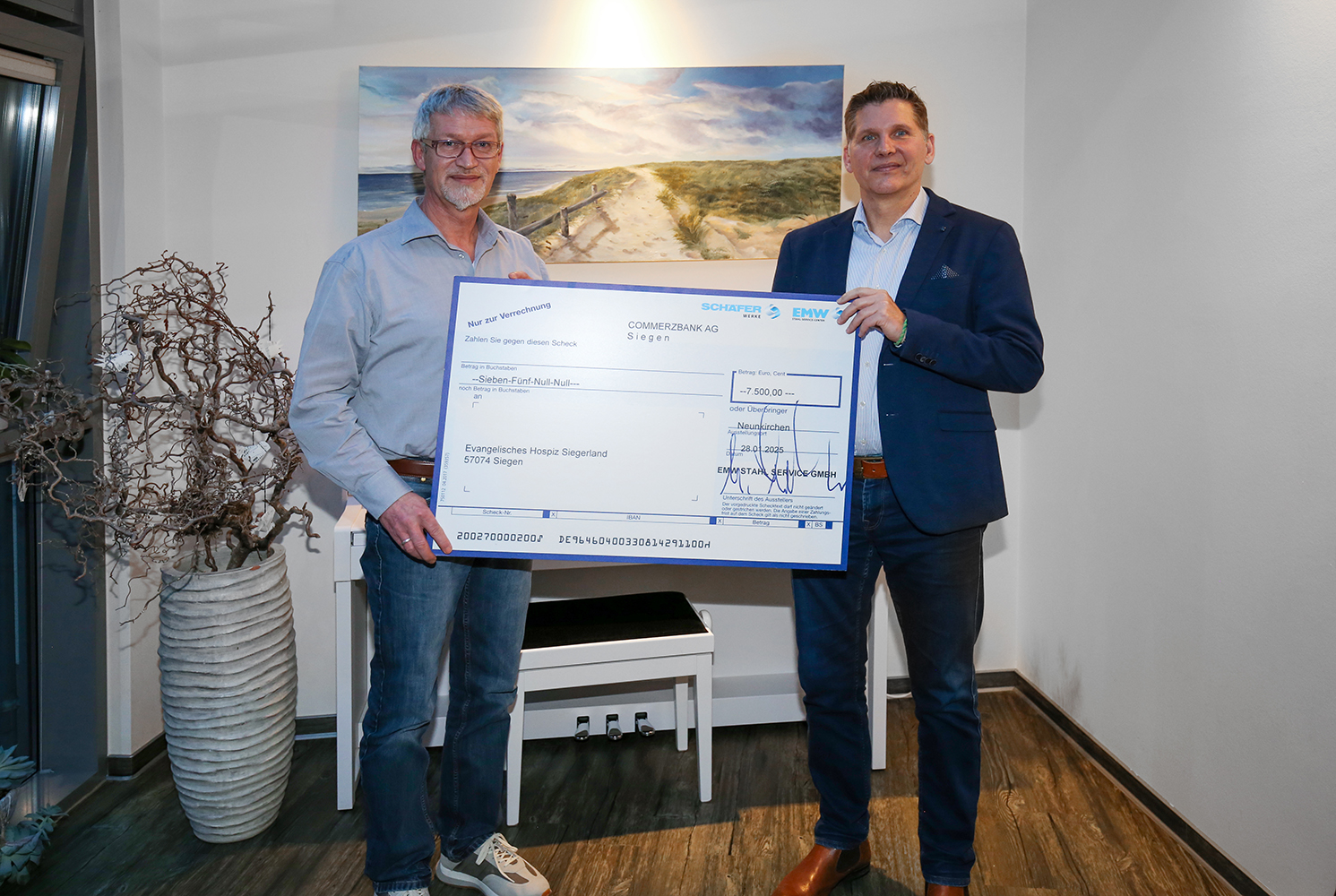 Ev. Hospiz Siegerland – Kölsch (li.) erhält die Spende von Klinkhammer (GF, Schäfer Werke).
