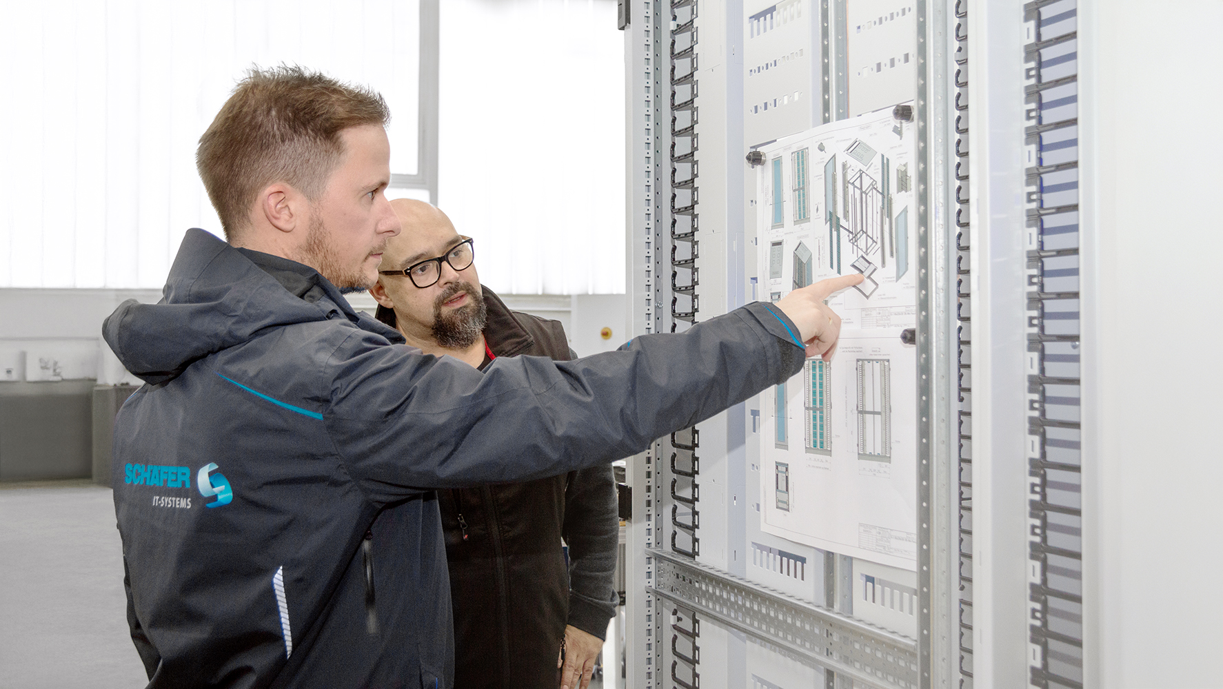 Experten von SCHÄFER IT-Systems bei der Planung nach Kundenwunsch. (Die Bildrechte liegen bei dem Verfasser der Mitteilung.) Experten von SCHÄFER IT-Systems bei der Planung nach Kundenwunsch. (Die Bildrechte liegen bei dem Verfasser der Mitteilung.)