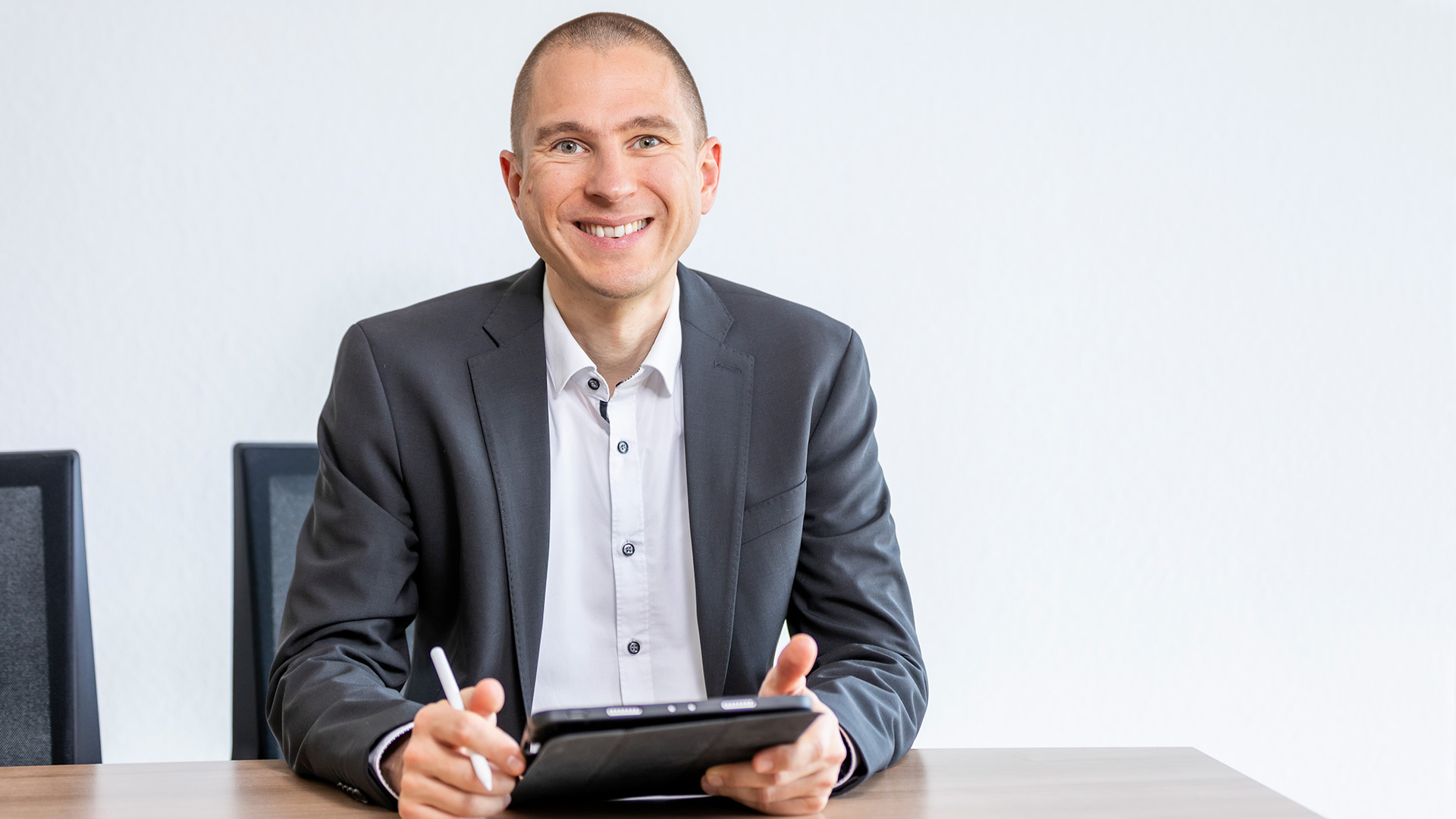 Jochen Blöcher sieht Fehler als Chance, um Arbeitssicherheit und Verantwortung zu stärken. (Bildquelle:©Uwe Klössing | www.benschulz-partner.de) Jochen Blöcher sieht Fehler als Chance, um Arbeitssicherheit und Verantwortung zu stärken. (Bildquelle:©Uwe Klössing | www.benschulz-partner.de)