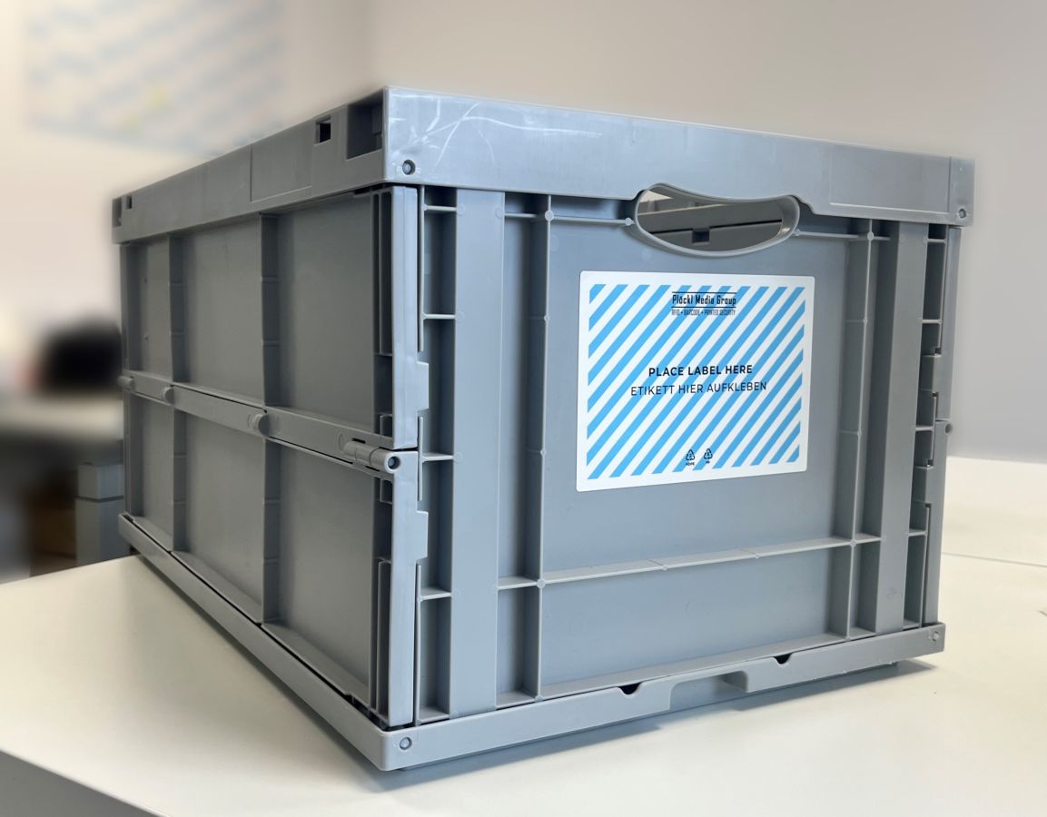 PMG Label Carrier auf einem Mehrwegbehälter - Ideal für den effizienten Einsatz in der Logistik (© ) PMG Label Carrier auf einem Mehrwegbehälter - Ideal für den effizienten Einsatz in der Logistik (© )