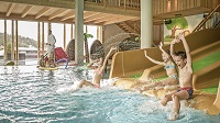 Badespaß auf der Wasserrutsche im Woodys (Mia Alpina . Zillertal Family Retreat)_klein