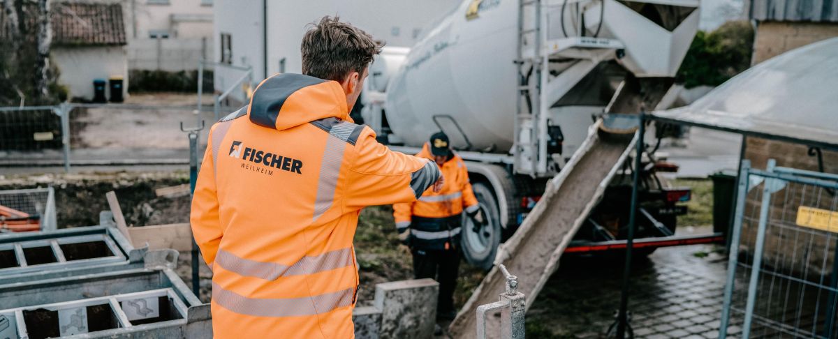 Beim Einbau des EASYSOIL® Flüssigbodens (© FISCHER Weilheim) Beim Einbau des EASYSOIL® Flüssigbodens (© FISCHER Weilheim)