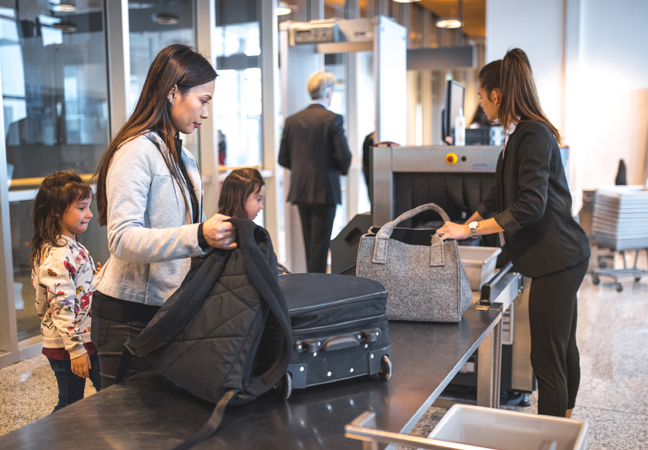 Wenn der Koffer nicht auftaucht, ist der Lost& Found-Schalter am Flughafen die erste Anlaufstelle. (Bildquelle: ERGO Group) Wenn der Koffer nicht auftaucht, ist der Lost& Found-Schalter am Flughafen die erste Anlaufstelle. (Bildquelle: ERGO Group)
