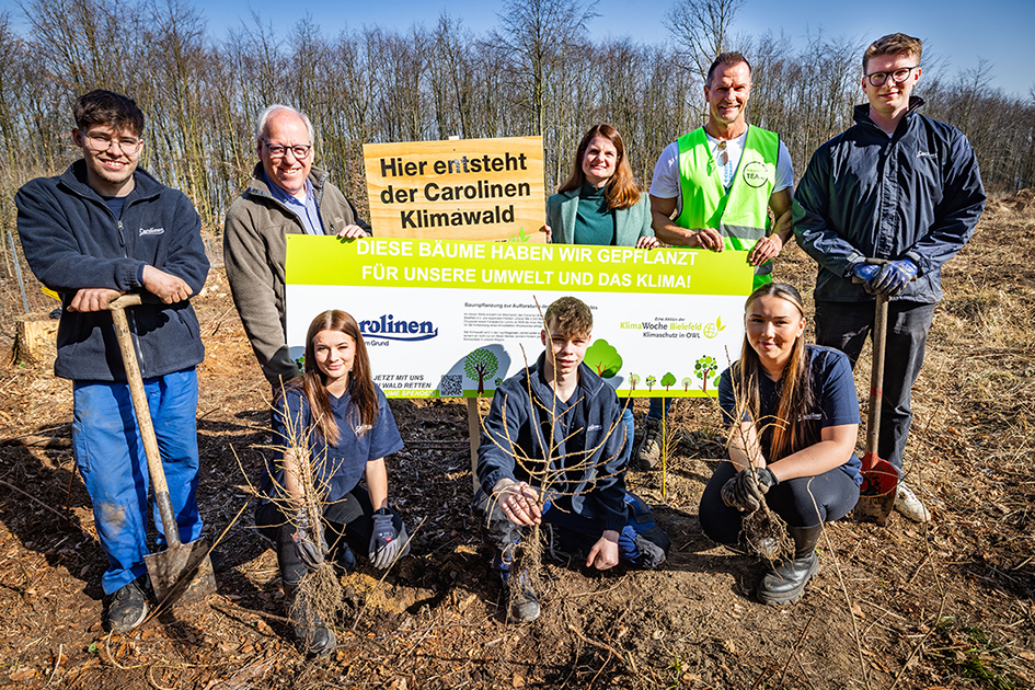 Das Baumpflanz-Team mit dem Bielefelder Oberbürgermeister Clausen (Bildquelle: @Carolinen) Das Baumpflanz-Team mit dem Bielefelder Oberbürgermeister Clausen (Bildquelle: @Carolinen)
