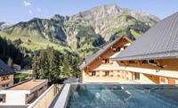 Pool vor Bergkulisse (c) Emanuel Sutterluety (Berghaus Schröcken)_klein Pool vor Bergkulisse (c) Emanuel Sutterluety (Berghaus Schröcken)_klein