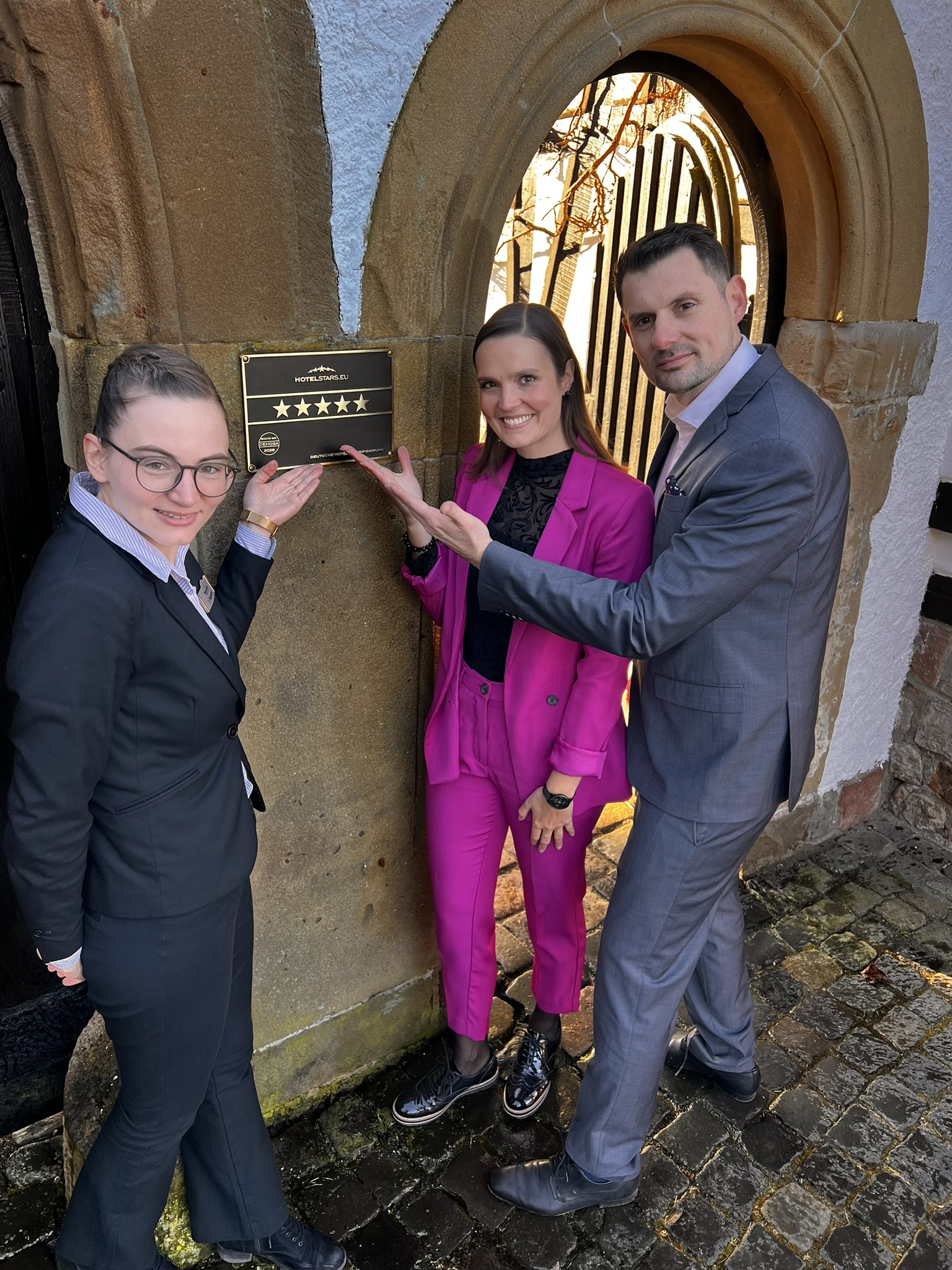 Christoph Hoenig, Geschäftsführer des Neumühle ©Resort & SPA und seine Teamkolleginnen freuen sich über die 5-Sterne-Auszeichnung Christoph Hoenig, Geschäftsführer des Neumühle ©Resort & SPA und seine Teamkolleginnen freuen sich über die 5-Sterne-Auszeichnung