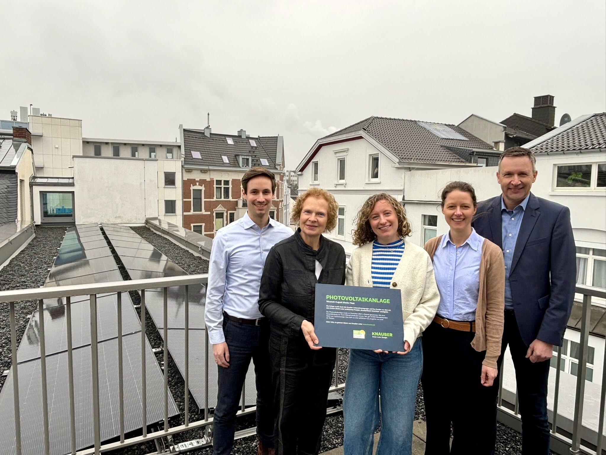 Knauber und Grüner Strom-Labelübergeben die PV-Anlage an an das Museum August Macke Haus. (Die Bildrechte liegen bei dem Verfasser der Mitteilung.)