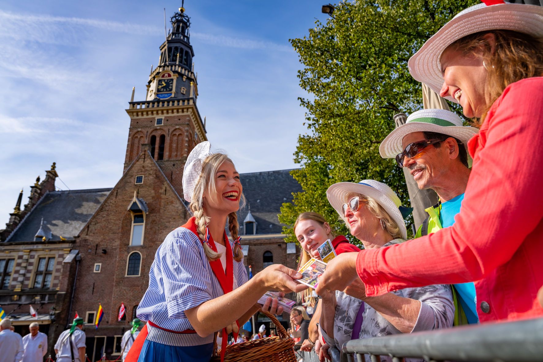 Kaasmeisjeüberreicht Besuchern Stadtplan von Alkmaar (Bildquelle: Ed van de Pol)
