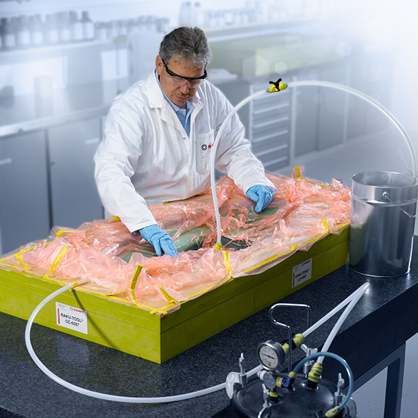 Kosteneffiziente und ultraschnelle Fertigung komplexer Composite-Teile mit RAMPF. Kosteneffiziente und ultraschnelle Fertigung komplexer Composite-Teile mit RAMPF.