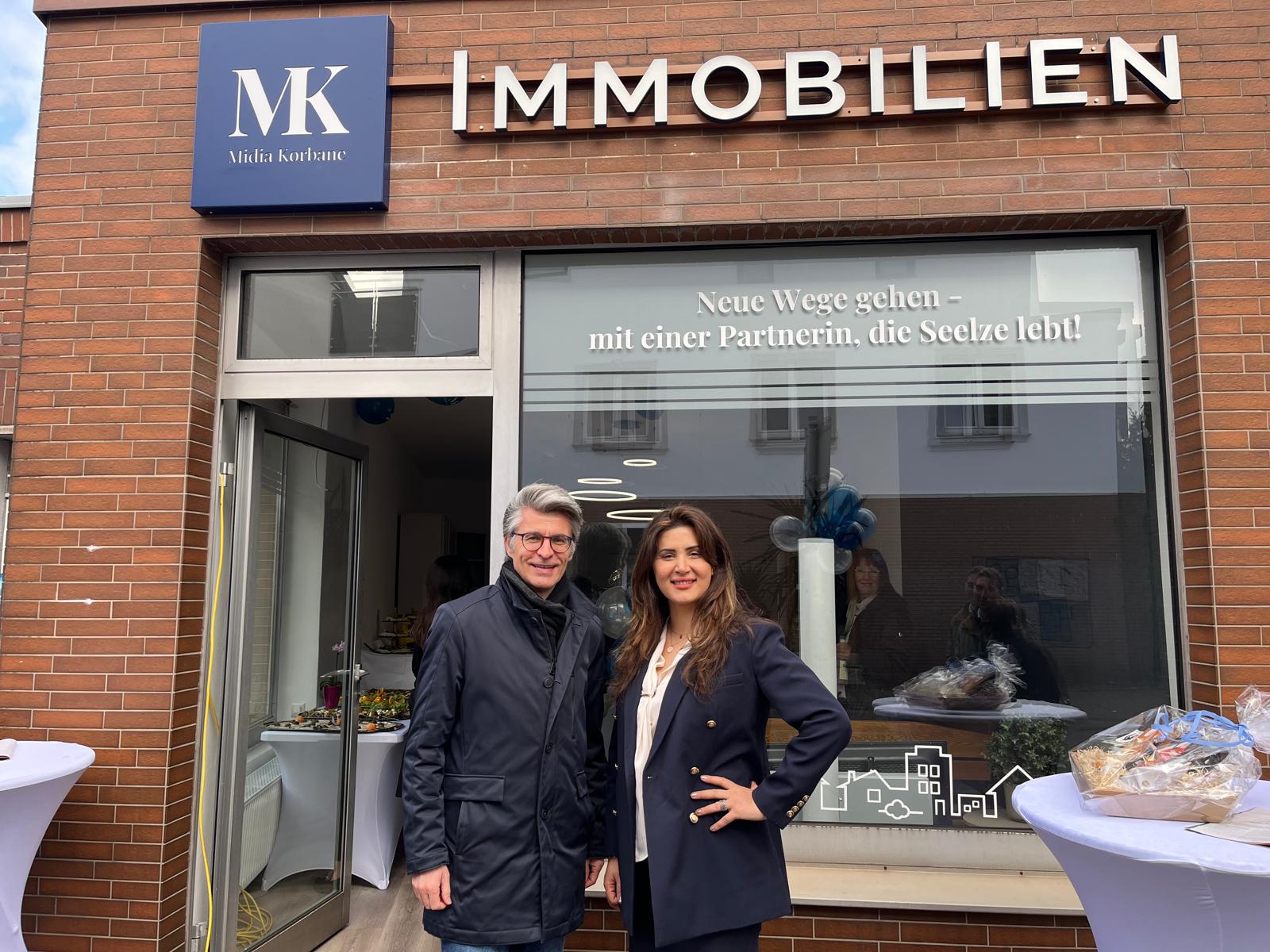 Bürgermeister Alexander Masthoff freut sich über die Büroeröffnung der Immobilienexpertin Midia Korbane im Herzen von Seelze.