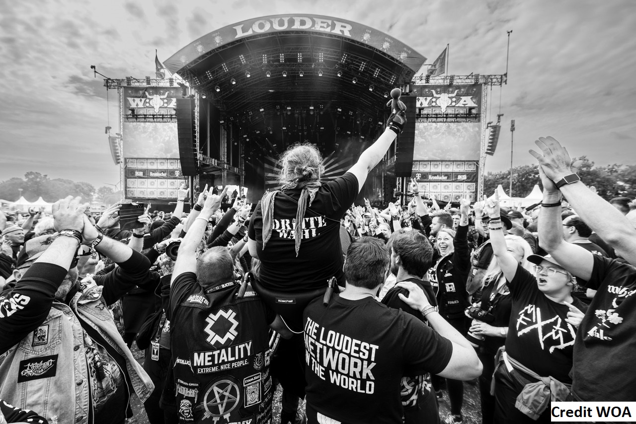 Friday is Flyday - Crowdsurfing für Menschen mit Behinderung auf dem W:O:A (Bildquelle: Credit WOA) Friday is Flyday - Crowdsurfing für Menschen mit Behinderung auf dem W:O:A (Bildquelle: Credit WOA)