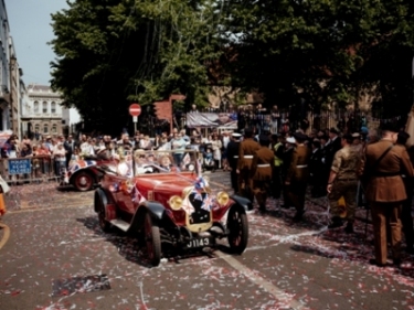 „Veteranen“ sind auch die Oldtimer im Festumzug. Foto: Visit Jersey „Veteranen“ sind auch die Oldtimer im Festumzug. Foto: Visit Jersey