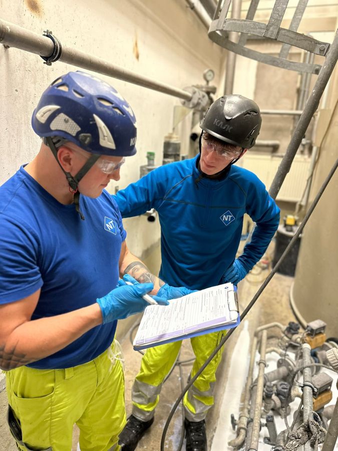 Risikoermittlung zweier Techniker an einer PFAS belasteten Anlage (© NT Service GmbH) Risikoermittlung zweier Techniker an einer PFAS belasteten Anlage (© NT Service GmbH)