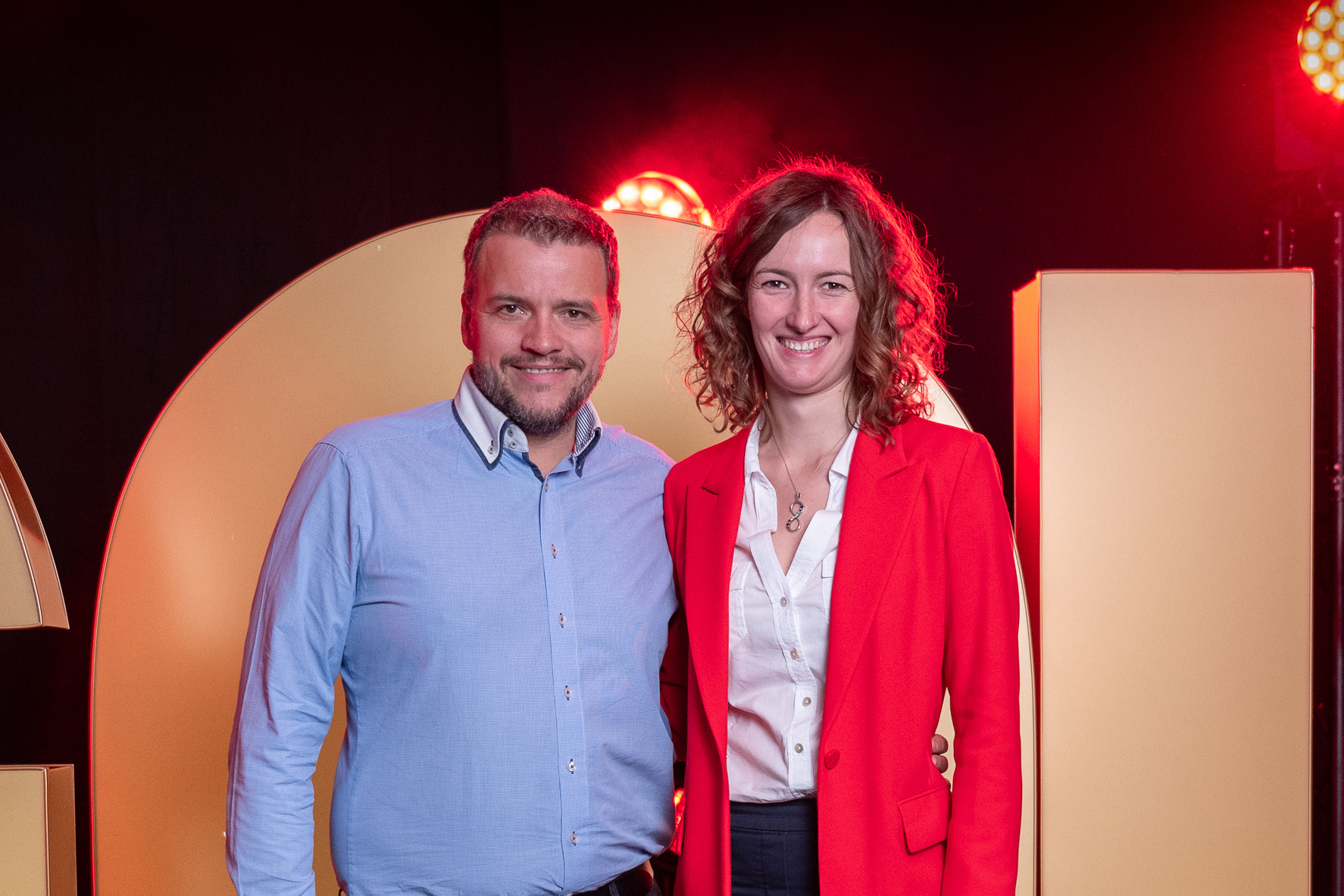 Bild: Christian Karlstedt und Fiona A. Grunzke auf der Bühne. Foto: Justin Bockey (Die Bildrechte liegen bei dem Verfasser der Mitteilung.) Bild: Christian Karlstedt und Fiona A. Grunzke auf der Bühne. Foto: Justin Bockey (Die Bildrechte liegen bei dem Verfasser der Mitteilung.)