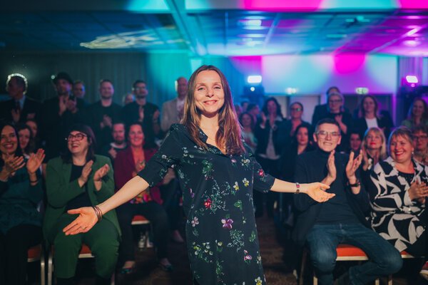 Agnes Kollewe beim International Speaker Slam (Bildquelle: @Justin Bock) Agnes Kollewe beim International Speaker Slam (Bildquelle: @Justin Bock)