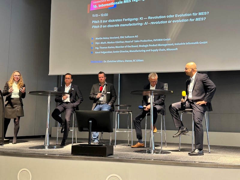 Pitches mit Dr. Christine Lötters (links) auf der Hannover Messe 2024 (Die Bildrechte liegen bei dem Verfasser der Mitteilung.) Pitches mit Dr. Christine Lötters (links) auf der Hannover Messe 2024 (Die Bildrechte liegen bei dem Verfasser der Mitteilung.)