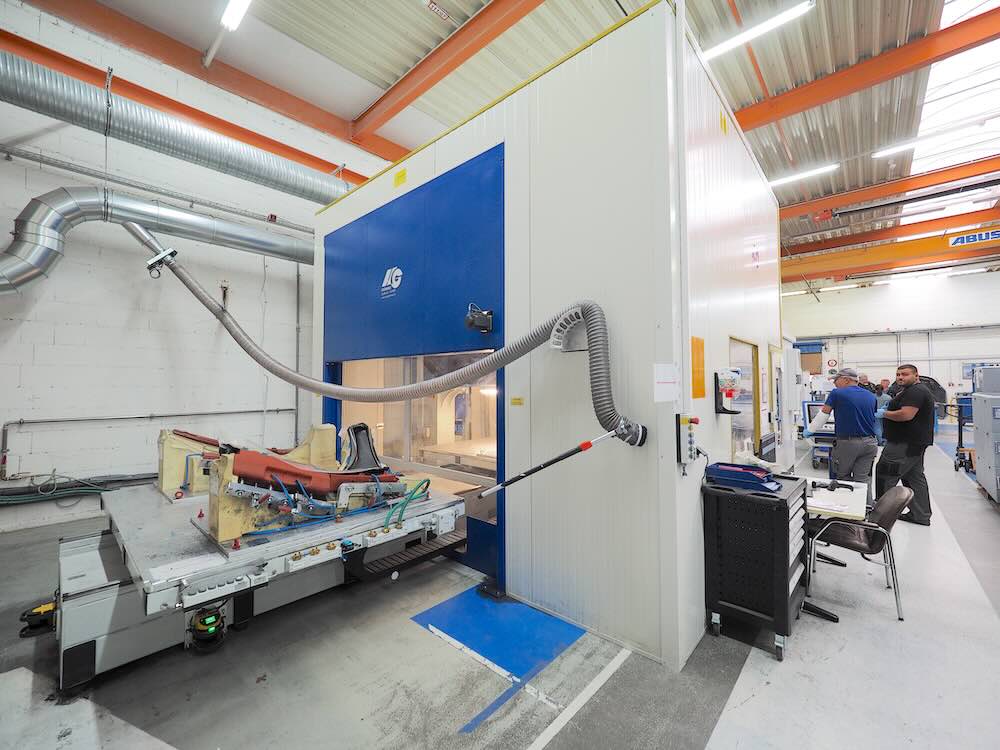 Das Shuttlesystem mit zwei Tischen senkt die Stillstandszeiten deutlich (Foto: HG GRIMME SysTech). Â Das Shuttlesystem mit zwei Tischen senkt die Stillstandszeiten deutlich (Foto: HG GRIMME SysTech). Â