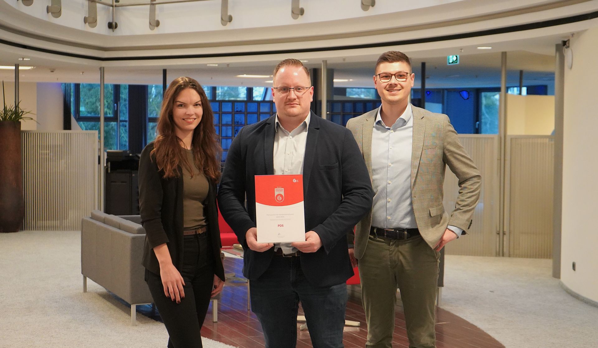 V. l. n. r.: Sarah Tietjen (pds), Sascha Schluckebier (OBETA), Jonah Kröger (pds) (Die Bildrechte liegen bei dem Verfasser der Mitteilung.) V. l. n. r.: Sarah Tietjen (pds), Sascha Schluckebier (OBETA), Jonah Kröger (pds) (Die Bildrechte liegen bei dem Verfasser der Mitteilung.)