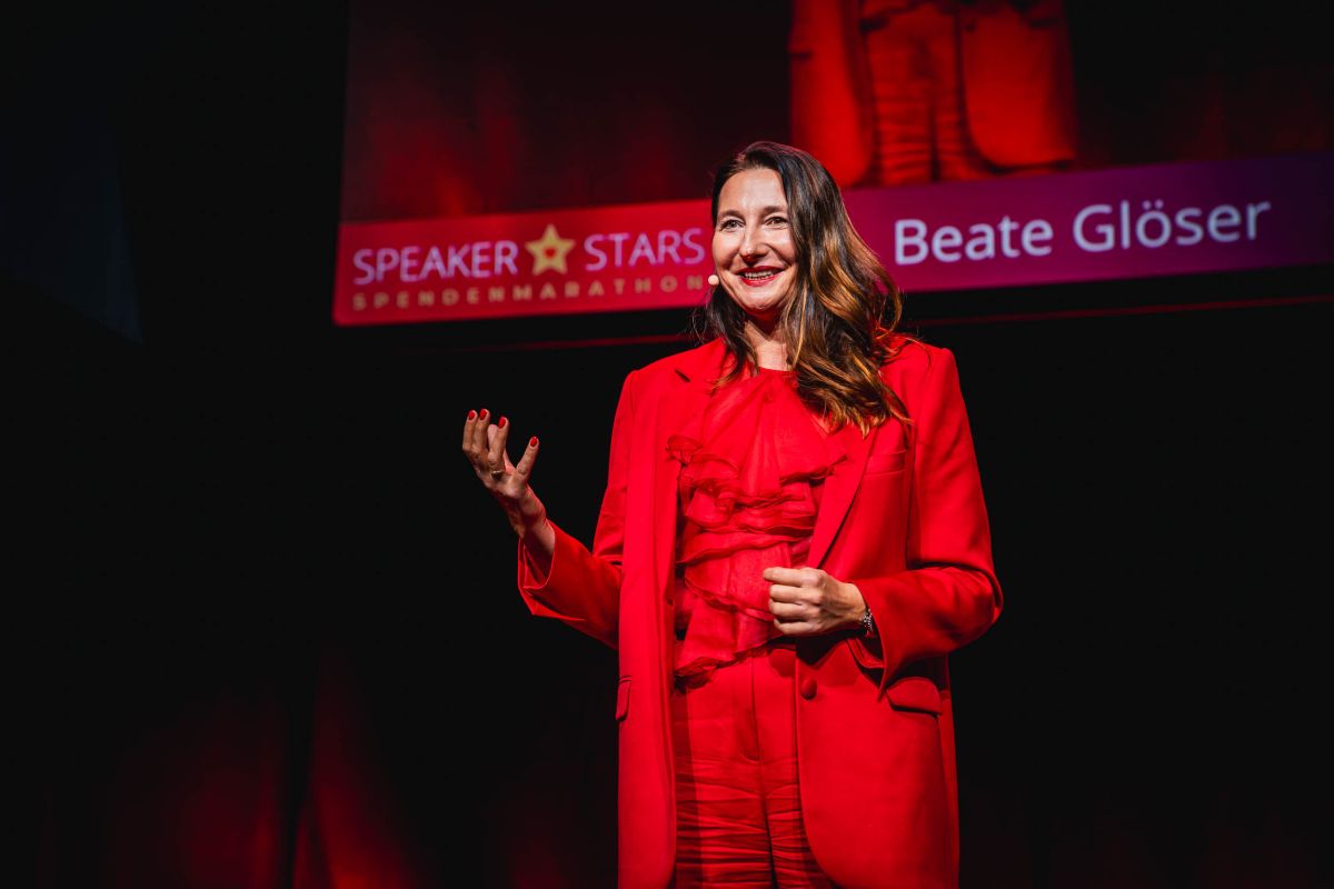 Vortragsrednerin und Motivationsexpertin Beate Glöser auf der Bühne (© Beate Glöser)