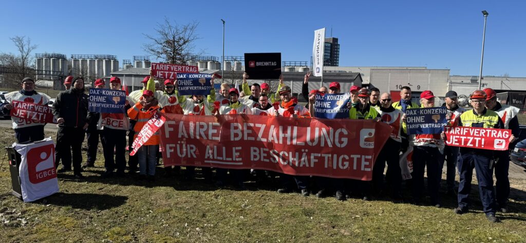 'Tarifvertrag jetzt!' - Protestaktion bei Brenntag in Harburg _ (c)Kohlhöfer (Die Bildrechte liegen bei dem Verfasser der Mitteilung.) 'Tarifvertrag jetzt!' - Protestaktion bei Brenntag in Harburg _ (c)Kohlhöfer (Die Bildrechte liegen bei dem Verfasser der Mitteilung.)
