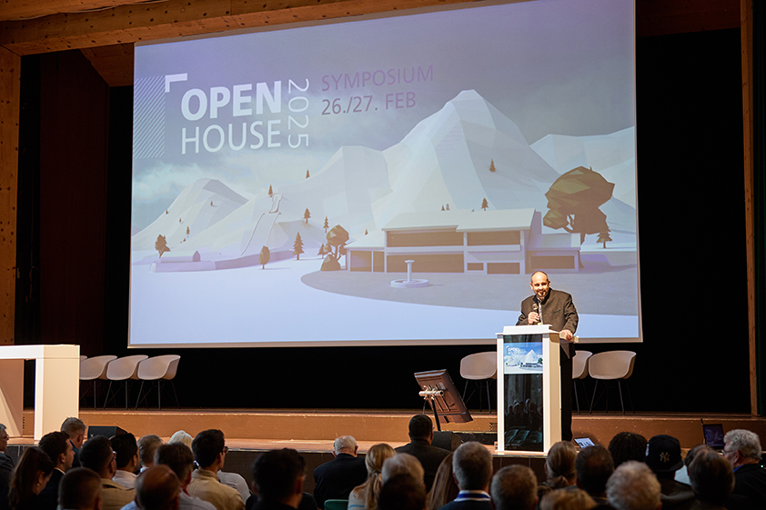 Dieter Mitterer (Geschäftsführer Langmatz) begrüßt die Teilnehmer des 13. Langmatz Symposiums. (Bildquelle: LIGHTROOM STUDIOS)