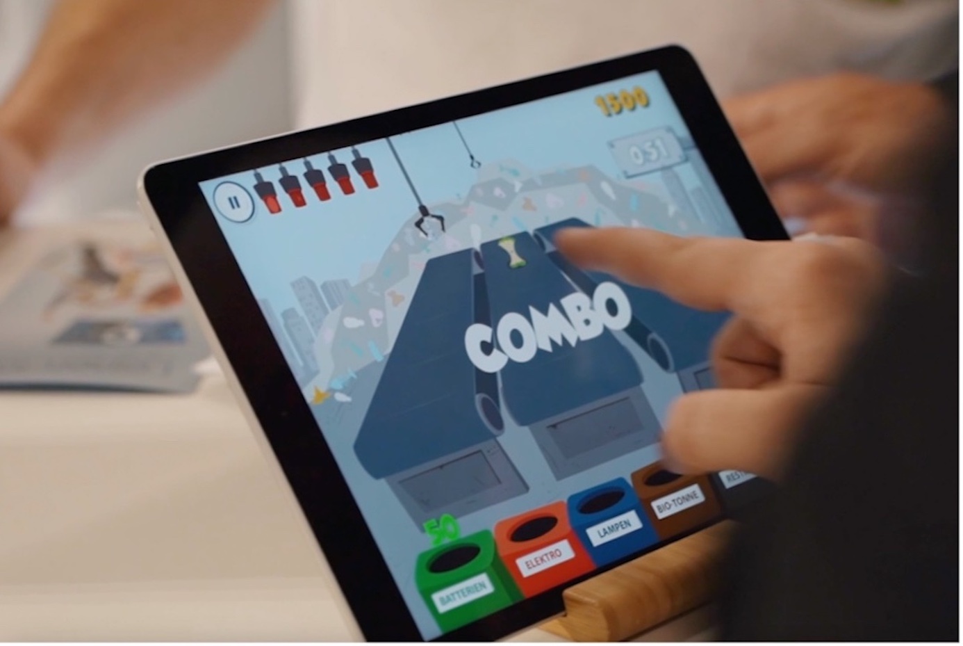 Wohin mit Lampe, E-Zahnbürste & Co. Die Infotainment-App RECYCLING MASTER zeigt wie Recycling geht. Bild: Lightcycle