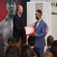 Niels Rossow (1. FCN) dankte Volkan Erdin (Space Plus) mit einem Geschenk für die Zusammenarbeit. Niels Rossow (1. FCN) dankte Volkan Erdin (Space Plus) mit einem Geschenk für die Zusammenarbeit.