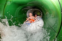 Jungs in der Wasserrutsche (Alpenrose – Familux Resort)